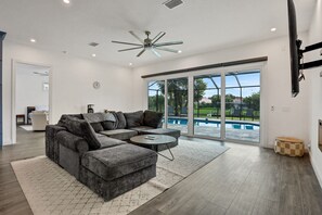 Téléviseur, livres, sélection de musique, chaßne audio