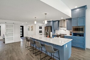 Réfrigérateur, four à micro-ondes, un four, surface de cuisson