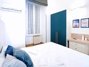 4 chambres, bureau, fer et planche à repasser, lit de bébé portatif
