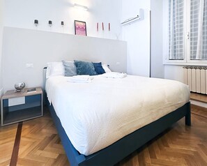 4 chambres, bureau, fer et planche à repasser, lit de bébé portatif