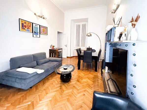 Téléviseur connecté, livres, chaîne audio