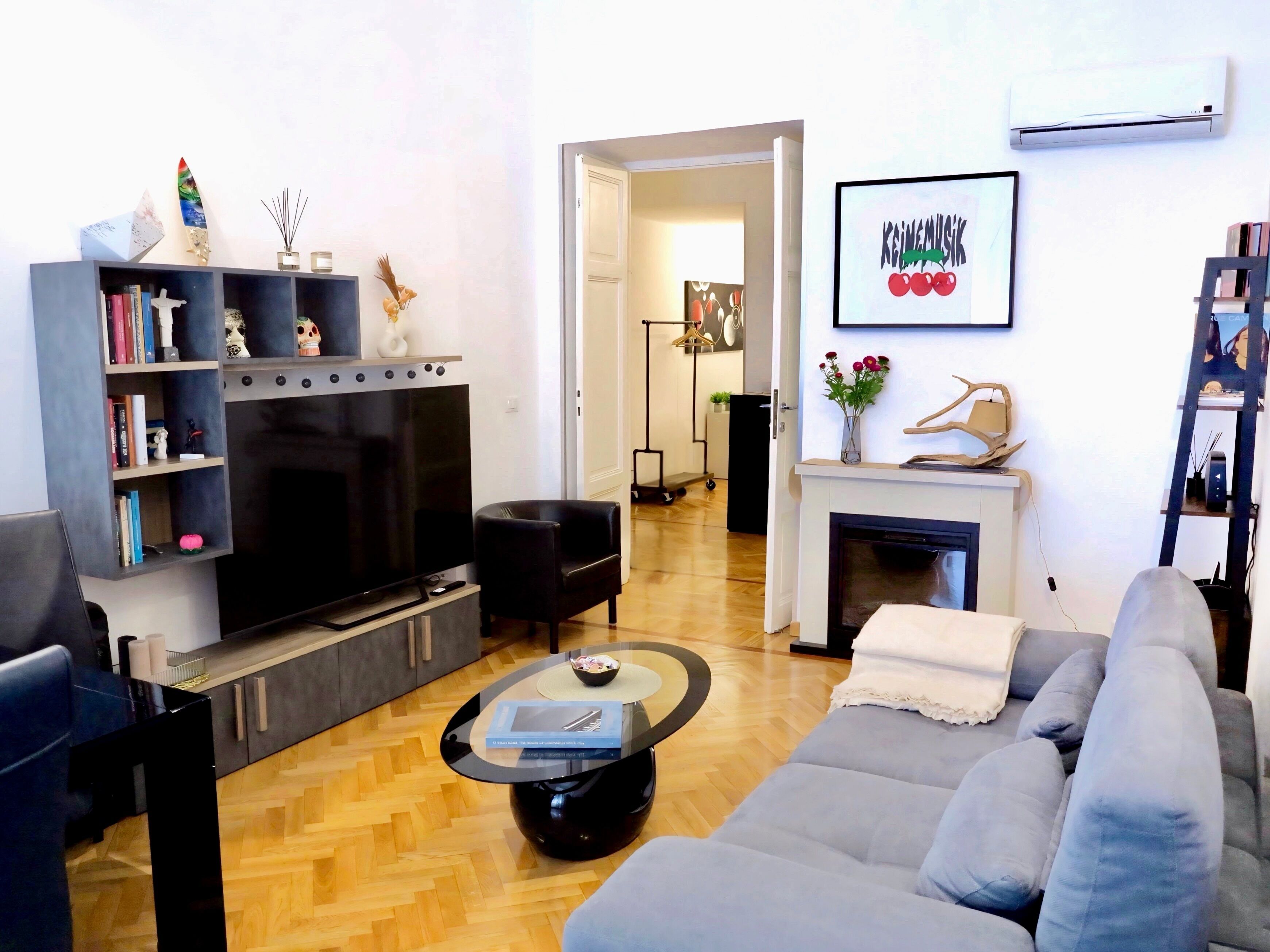 Smart TV, libri, impianto stereo