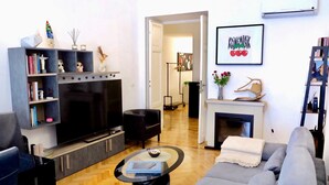 A modern living room with a flat-screen TV, a sofa, a coffee table, and a fireplace. - Beauty House in Cola di Rienzo• 4 Bedrooms - 2 Baths - St. Peter's, Central Rome (Roma)
