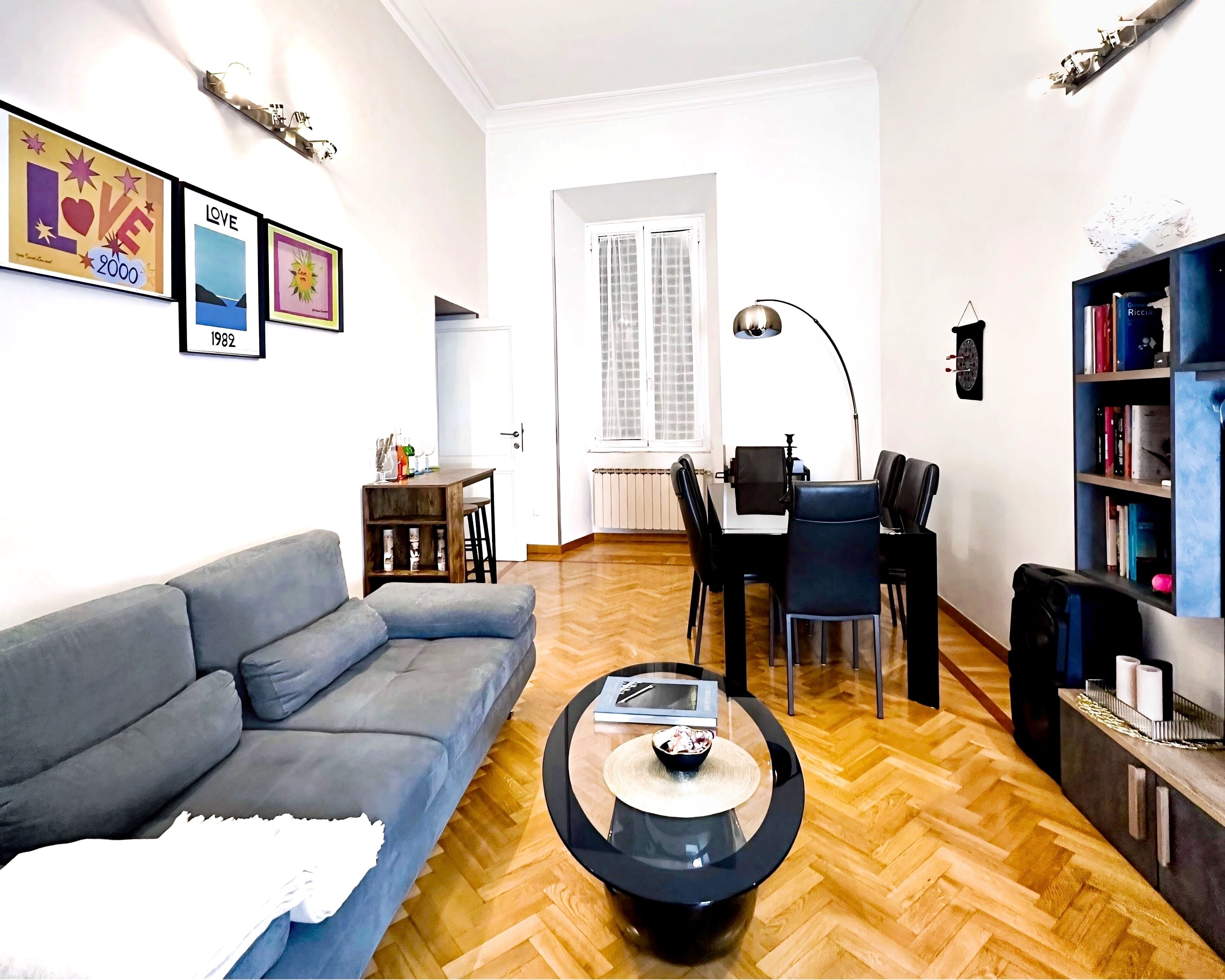 TV connectée, livres, chaîne hi-fi