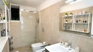 Regadera, secadora de cabello, bidet, toallas