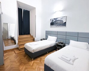 4 chambres, bureau, fer et planche à repasser, lit parapluie