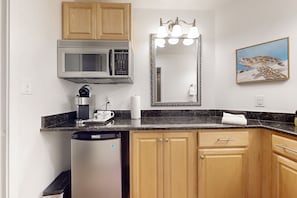 Kühlschrank, Mikrowelle, Wasserkocher mit Kaffee-/Teezubehör