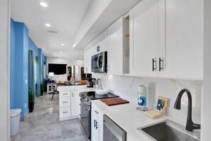Fridge, microwave, oven, stovetop - Immaculate, modern stay steps to beach with amazing ocean views (Flagler Beach)