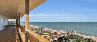 Immaculate, modern stay steps to beach with amazing ocean views