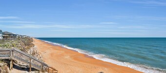 Immaculate, modern stay steps to beach with amazing ocean views