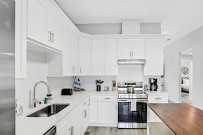 Kühlschrank, Ofen, Herdplatte, Geschirrspüler