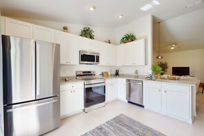 Réfrigérateur, four à micro-ondes, un four, surface de cuisson