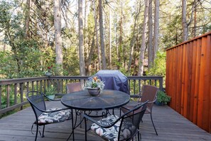 Outdoor dining - Charming 2-bedroom cabin in Idyllwild, right on Strawberry Creek, close to town (Idyllwild-Pine Cove)