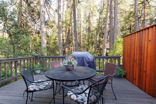 Charming 2-bedroom cabin in Idyllwild, right on Strawberry Creek, close to town