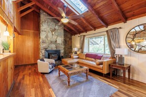 Smart TV, fireplace - Charming 2-bedroom cabin in Idyllwild, right on Strawberry Creek, close to town (Idyllwild-Pine Cove)