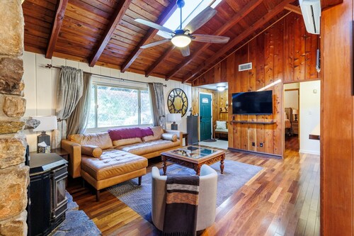 Charming 2-bedroom cabin in Idyllwild, right on Strawberry Creek, close to town