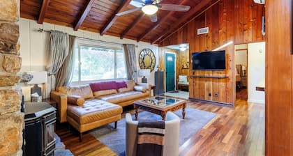 Charming 2-bedroom cabin in Idyllwild, right on Strawberry Creek, close to town