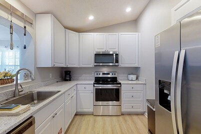 Pristine Palms | House in Palm Coast with enclosed pool & full kitchen