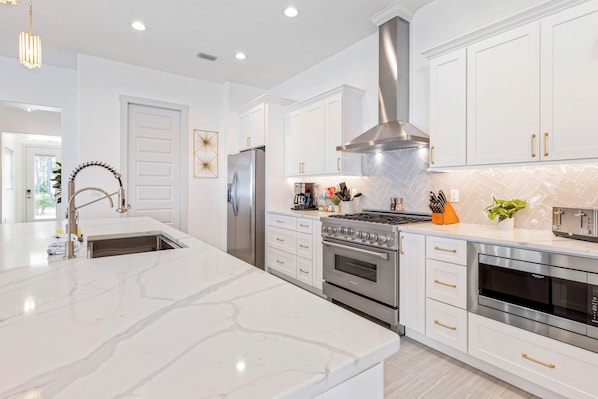 Kühlschrank, Mikrowelle, Ofen, Herdplatte