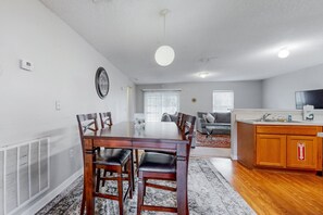 Dining - Royal Retreat with enclosed yard and screened in back patio (Jacksonville)