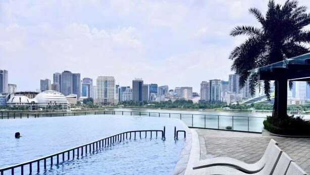 A swimming pool with a city skyline in the background. - Hopo Housing - Vinhomes Skylake Apartment Luxury Hanoi (Hanoi)