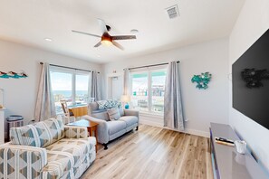 Fernseher, Kamin, Musikbibliothek