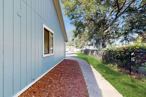 المنطقة المحيطة بالمنشأة