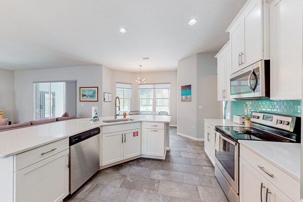 Réfrigérateur, four à micro-ondes, un four, surface de cuisson