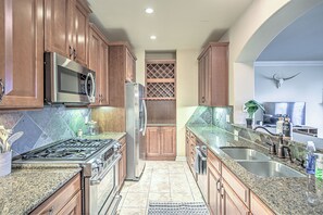 Geladeira, micro-ondas, fogão, cooktop