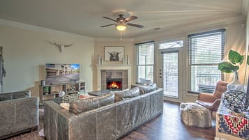 Smart TV, chimenea y libros
