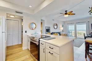 Réfrigérateur, four à micro-ondes, un four, surface de cuisson