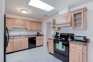 ثلاجة، ميكروويف، فرن، موقد طهي مسطح