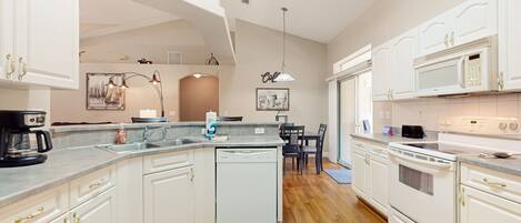 ثلاجة، ميكروويف، فرن، موقد طهي مسطح