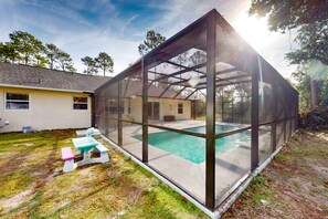 Pool - Spacious home with enclosed pool, open layout, washer/dryer, internet, & AC (Palm Coast)