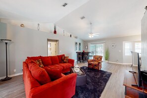 TV - Spacious home with enclosed pool, open layout, washer/dryer, internet, & AC (Palm Coast)