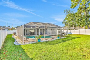 حمّام سباحة مُدفَّأ