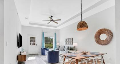 Brand-new duplex with screened pool, furnished lanai, grill, AC, & washer/dryer