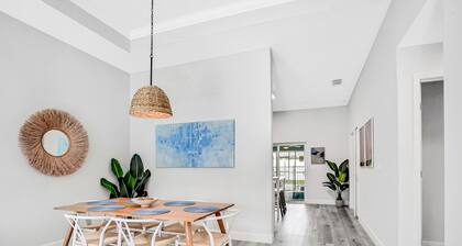 Brand-new duplex with screened pool, furnished lanai, grill, AC, & washer/dryer
