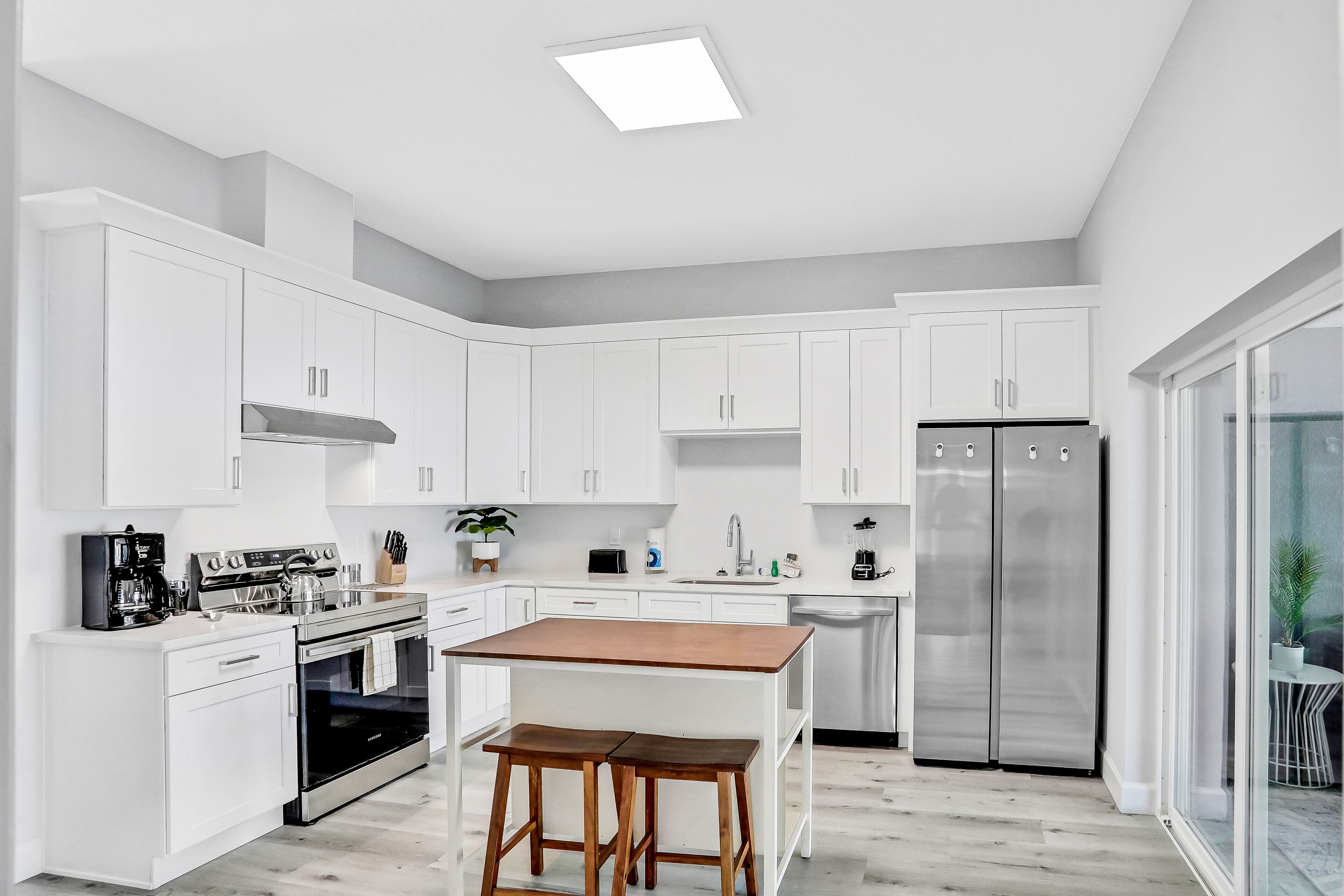 Frigorífico, horno, placa de cocina y lavavajillas