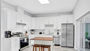 Fridge, oven, stovetop, dishwasher