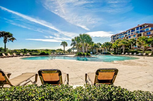 Oceanfront condo with panoramic views, shared pool, and  private washer & dryer