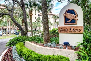 Property grounds - Oceanfront condo with panoramic views, shared pool, and  private washer & dryer (Fernandina Beach)