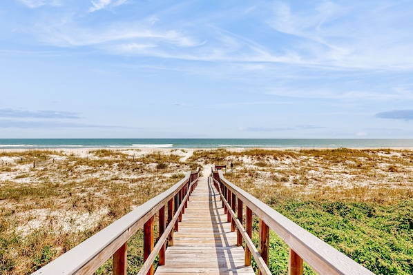 On the beach - Snowbird friendly, oceanfront community with optional golf cart! (Fernandina Beach)