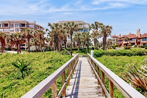 Property grounds - Snowbird friendly, oceanfront community with optional golf cart! (Fernandina Beach)