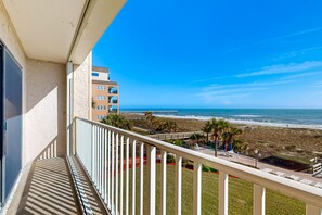 Property grounds - Oceanfront condo with private balcony, shared pool and beach access (Fernandina Beach)