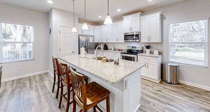 Newly-built 2-story home near the ocean with patio, washer/dryer, streaming