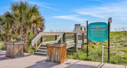 Waterfront 2-story home with water views, patio, streaming, washer/dryer, & AC