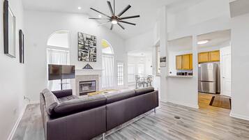 Een televisie en boeken