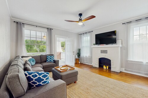 Spacious duplex with private balcony, washer & dryer, and WiFI