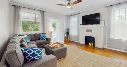 Spacious duplex with private balcony, washer & dryer, and WiFI